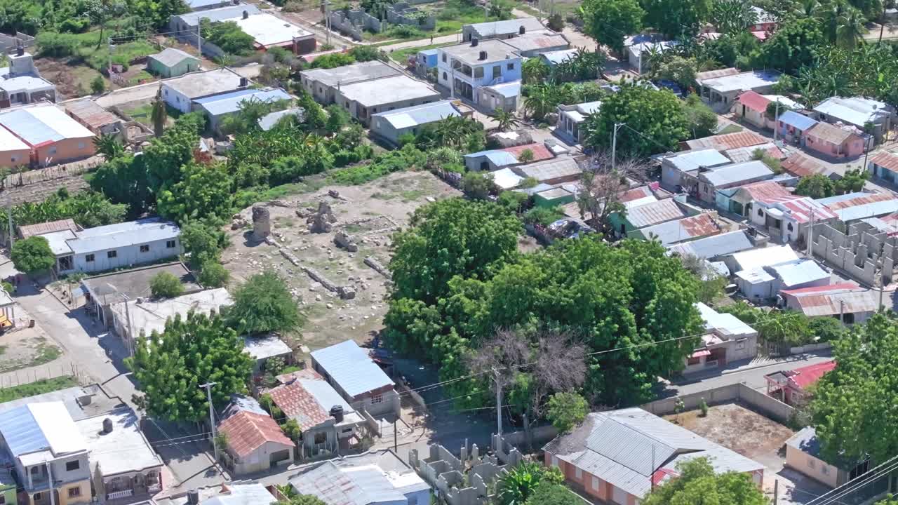 las ruinas del convento de la merced rodeadas de casas residenciales en pueblo viejo, azua, república dominicana