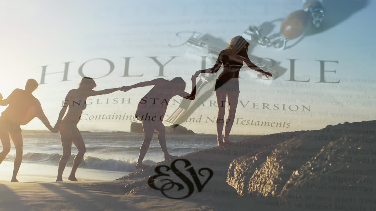 друзья играют на пляже и священная библия