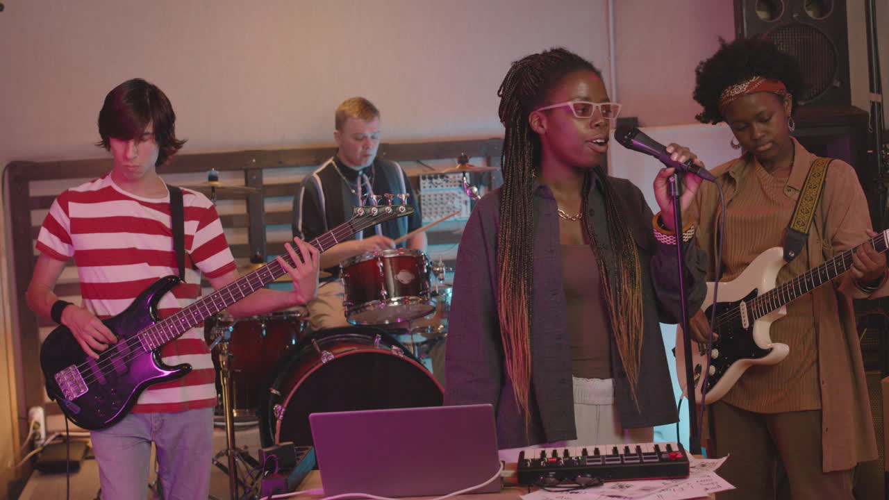 многонациональная музыкальная группа репетирует в студии звукозаписи 10