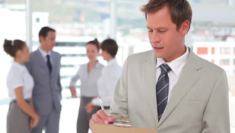 hombre de negocios firmando documentos en un clipboard
