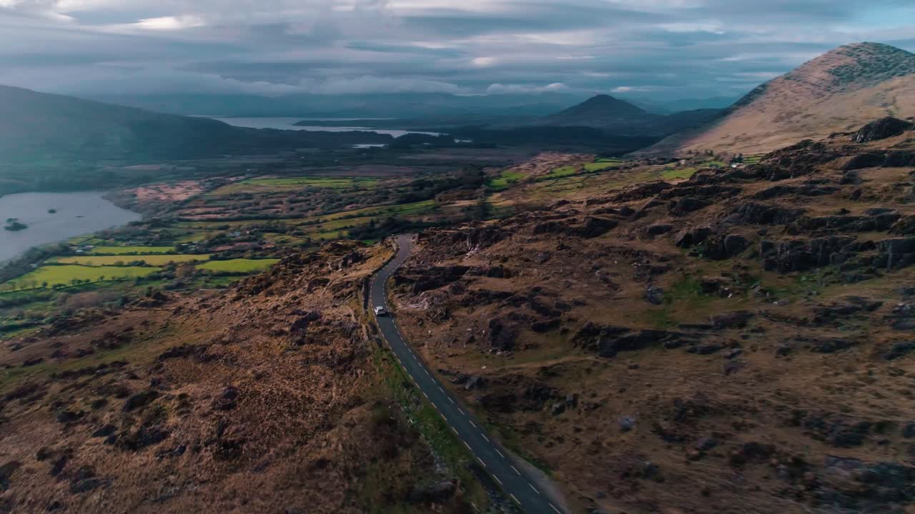 산길 공중을 따라 운전하는 자동차