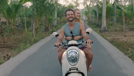 pareja viajando en scooter en una isla tropical disfrutando de un paseo romántico explorando un hermoso destino de viaje en una aventura en motocicleta