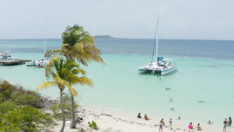 Aéreo---Aguas-Turquesas,-Barco-Catamarán,-Gente,-Cayo-Icacos,-Puerto-Rico,-Adelante