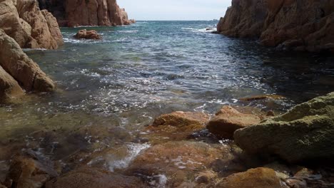 Agua-Azul-Brillante,-Acantilado-Mediterráneo-Horizonte-Del-Océano-Paisaje-Cami-De-Ronda-Panorámica-De-La-Costa-De-Cataluña