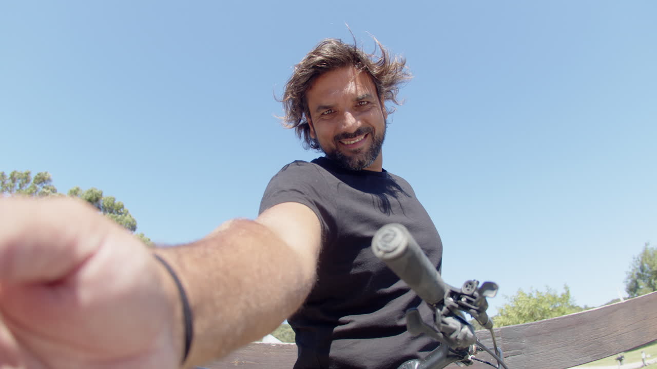 자연 속에서 드폰으로 사진을 찍는 흥분된 사이클리스트의 pov