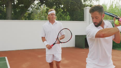 Profesor-De-Tenis-Explicando-Un-Movimiento.