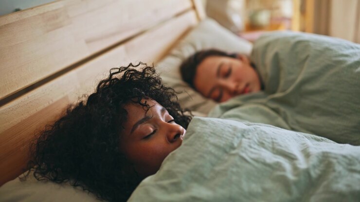 Lesbisch stel slaapt samen in bed. Close-up van interraciale vrouwen in de slaapkamer.