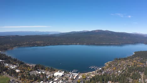 Toma-Aérea-En-órbita-Del-Lago-Payette-En-Idaho