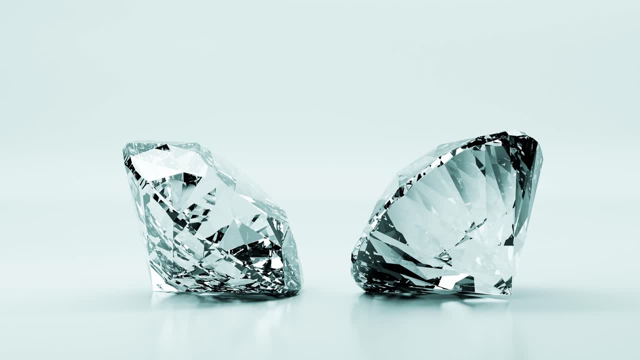 Due diamanti scintillanti che riflettono la luce su sfondo bianco
