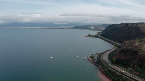 la orilla del lago fuxian en yunnan, china.
