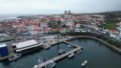 Sao-Mateus-Da-Calheta-Mit-Seiner-Kathedrale-Und-Pier-An-Bewölkten-Tagen