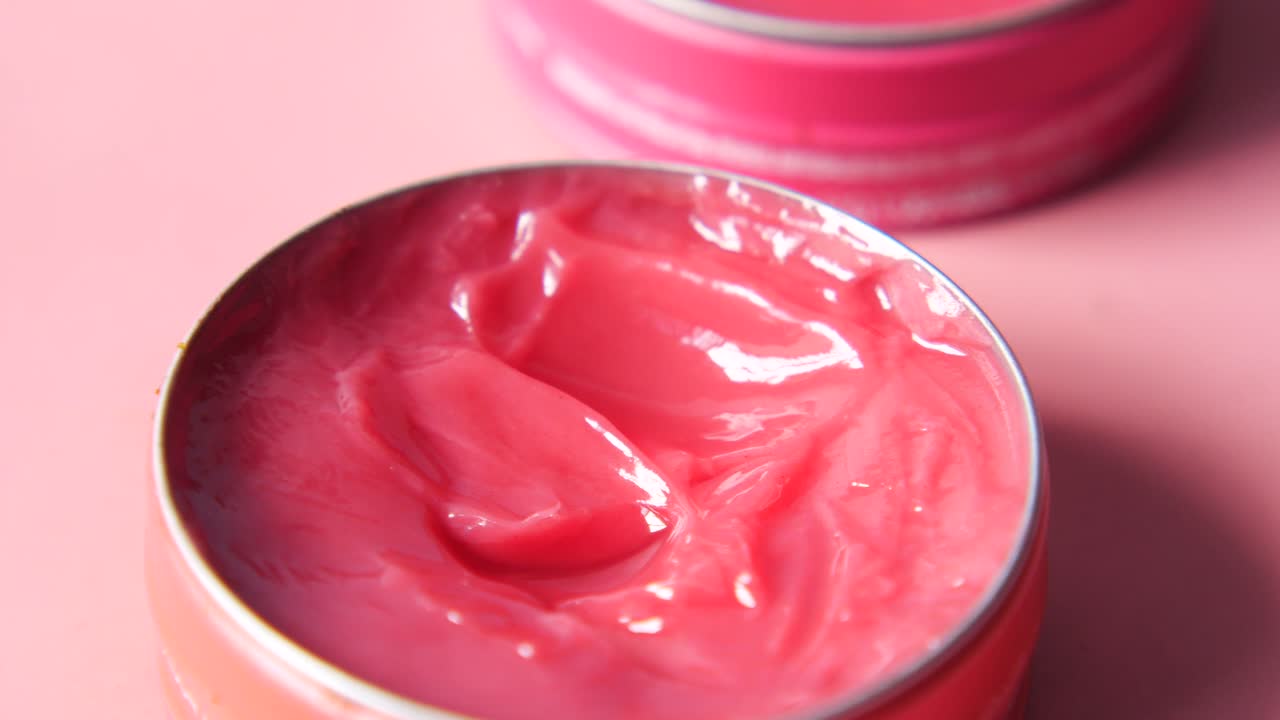 bálsamo para los labios rosa en latas de metal