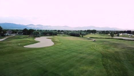 Drohnenschuss-Fliegt-über-Ein-Fairway-Auf-Einem-Luxuriösen-Grünen-Golfplatz