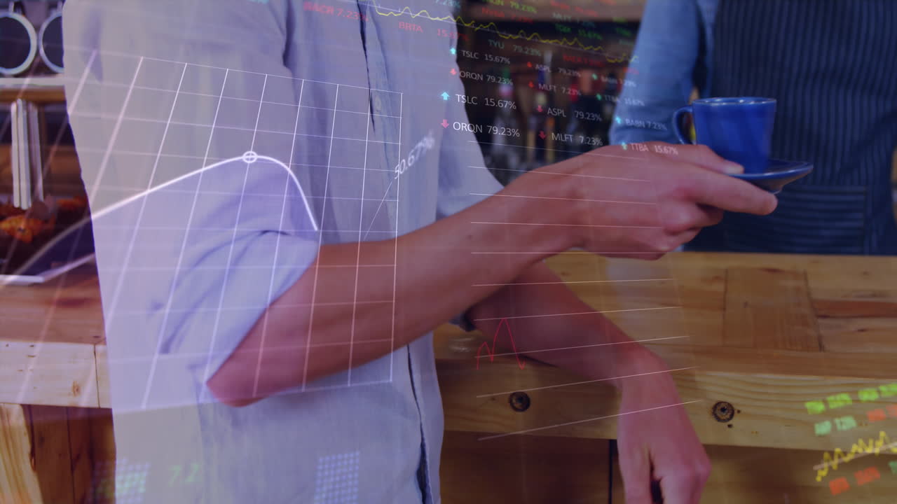 Animation af grafer og handelsplatform over en mangfoldig mandlig barista, der rækker kaffe til en mand på en café.