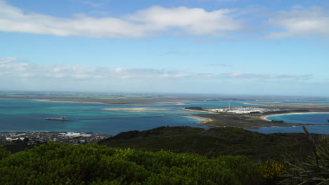 Panorama-Von-Tiwai-Point-Und-Awarua-Bay-Und-Blauem-Ozean-Vom-Bluff-Hill-In-Bluff,-Neuseeland