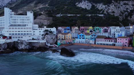 Panorama-Del-Hotel-Caleta-Y-Edificios-Coloridos-En-La-Bahía-Catalana-En-El-Territorio-Británico-De-Ultramar-De-Gibraltar