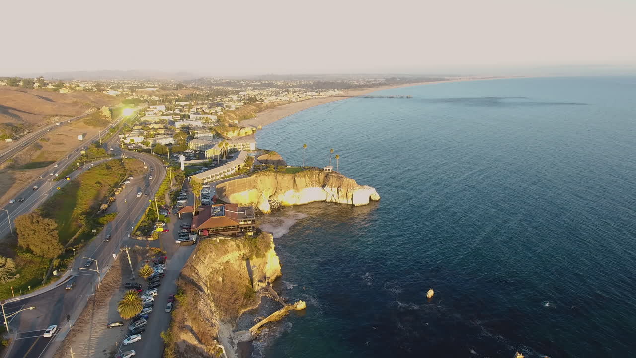 vista aérea de pismo beach california, en el océano pacífico filmada en 4k de alta resolución