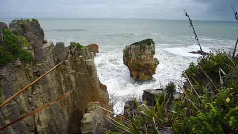 acantilados escarpados y formaciones rocosas en la costa salvaje