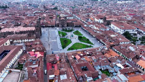 Blick-Auf-Die-Stadt-Cusco,-Die-Plaza-De-Armas-Oder-Plaza-Mayor-Vom-Mirador-De-San-Cristobal