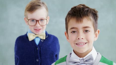 chicos vestidos como ejecutivos de negocios 4k 4k