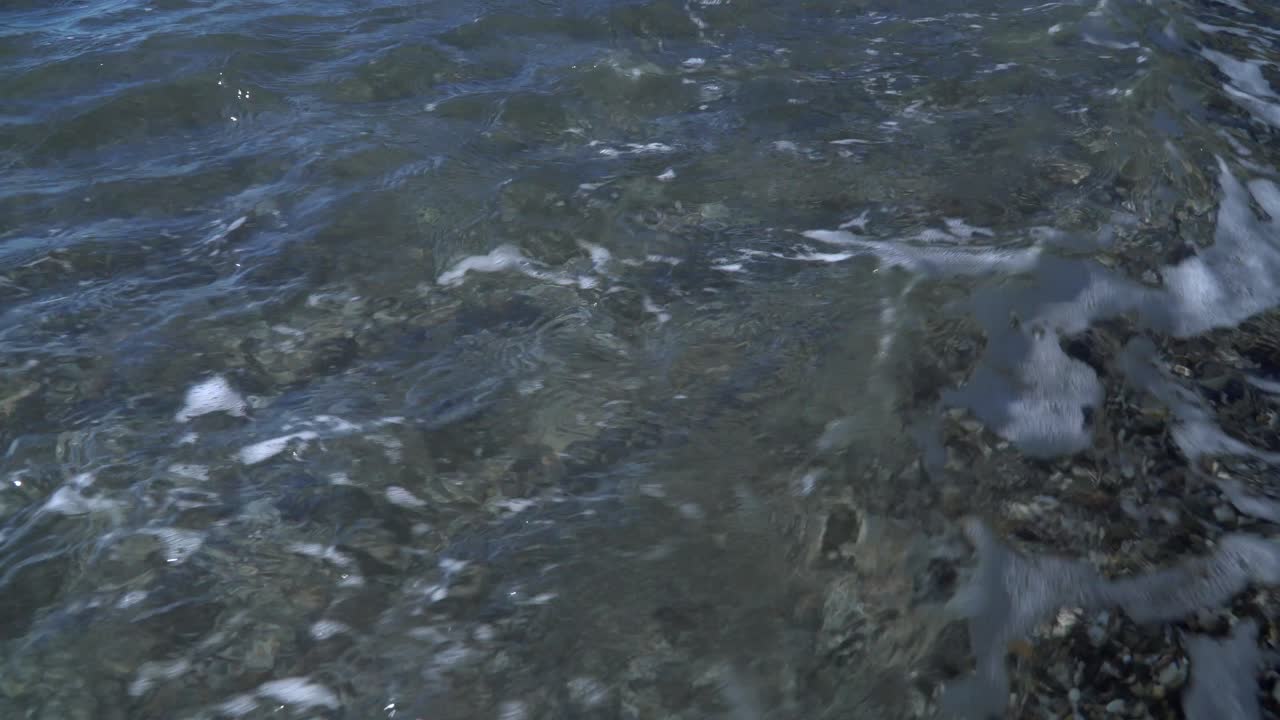 Bølger på en steinstrand
