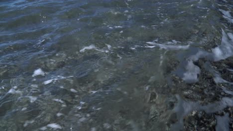golven op een stenen strand