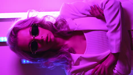 mujer elegante con luz de neón