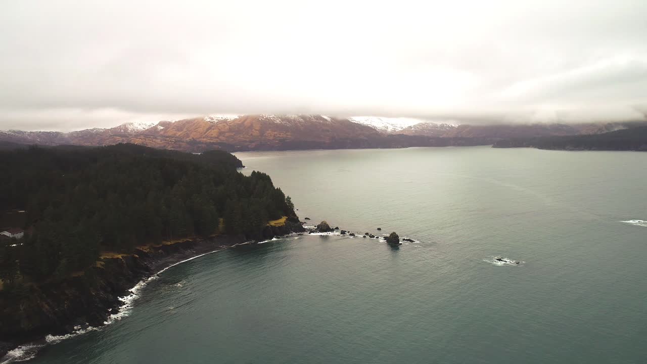 Filmato aereo, Kodiak, Alaska, Autunno sulla costa
