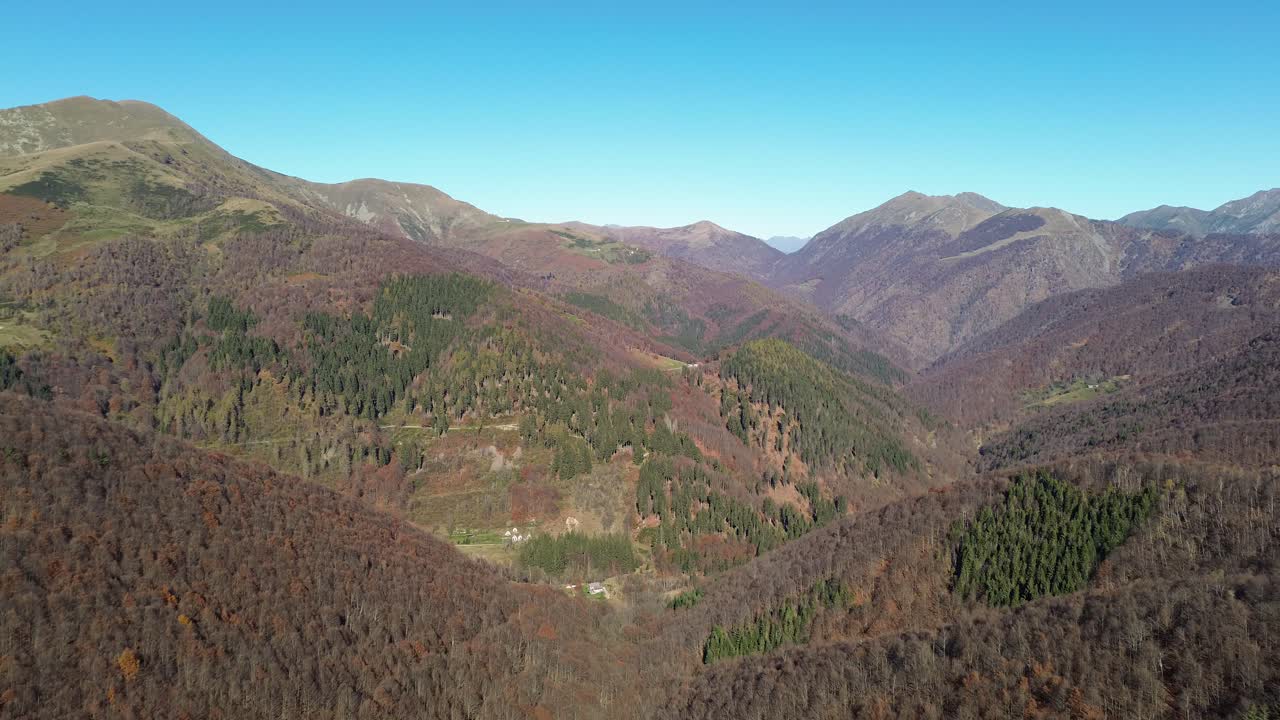 In the mountains the silence is perfect and this time the drone captures the sensations of autumn and the changing of colors that make me feel ps I love you