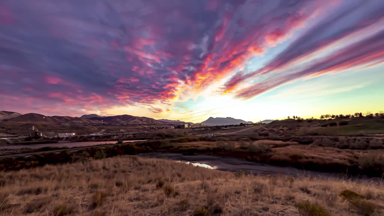 el time-lapse del amanecer con colores impresionantes y un paisaje dinámico de nubes sobre lehi, utah