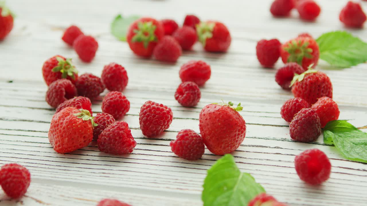 나무 딸기와 딸기 테이블에