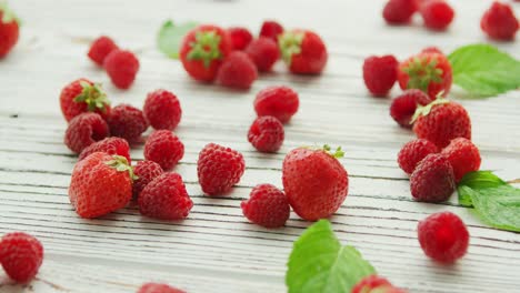 frambuesas y fresas en la mesa