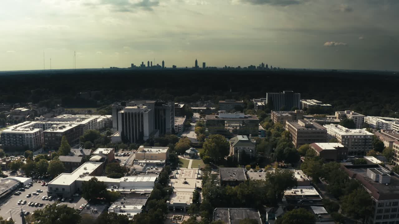 애틀랜타 스카이라인을 배경으로 조지아 주 디케이터 시내의 공중 촬영