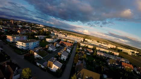 Vista-Aérea-De-Una-Calle-Rodeada-De-Casas-Con-Familias-Jóvenes-En-El-Barrio-Nuevo-De-La-Ciudad-De-Svitavy-En-La-República-Checa