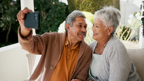 Selfie,-Feliz-Y-Una-Pareja-Mayor-En-Un-Jardín