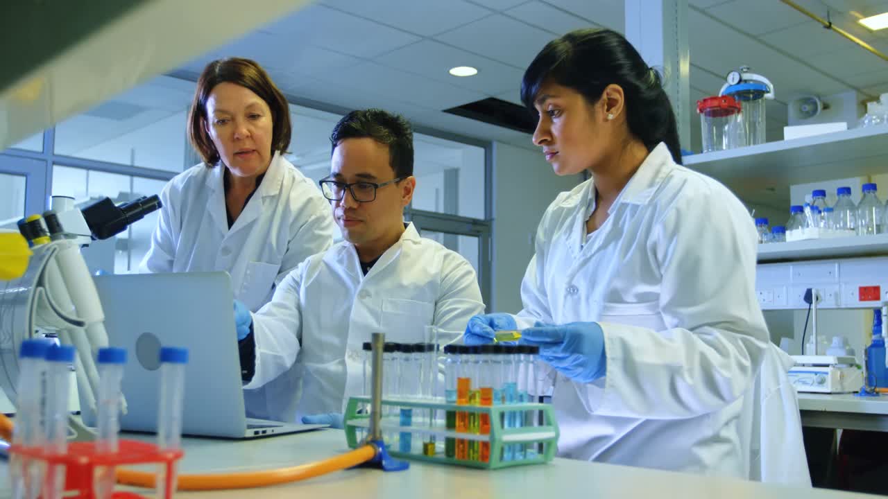 ученый экспериментирует в лаборатории 4k