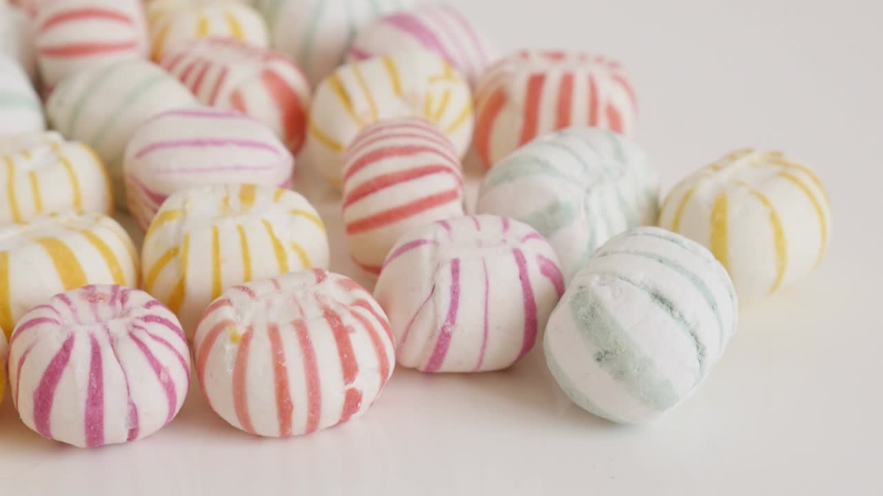 4k 영상에서 레트로 줄무 둥근 사탕을 기울이는 것