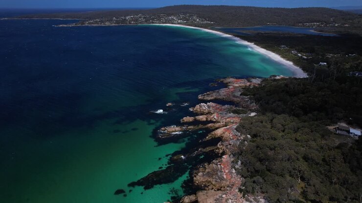 Baileys Beach, Binalong Bay, Tasmania, Australia - Retroceso aéreo