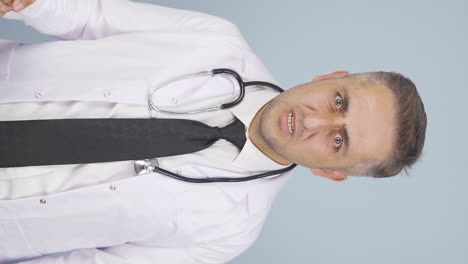 el video vertical del doctor enojado.