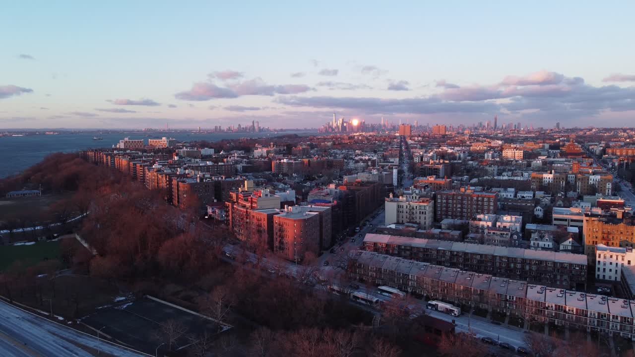 hermoso color de la puesta de sol que se refleja en el barrio de bay ridge de brooklyn y el bajo manhattan de la ciudad de nueva york