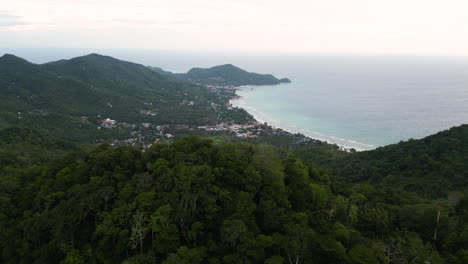 Playa-Sairee-En-La-Isla-De-Koh-Tao-En-Tailandia,-Toma-Aérea-Orbital-A-Gran-Altitud