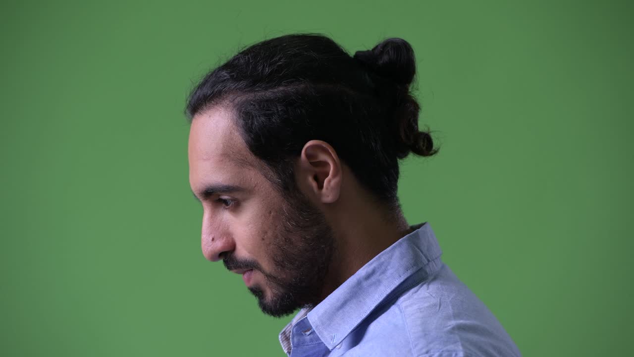 젊은 수염 을 가진 인도인 사업가 가 위 를 올려다보는 클로즈업 프로필 뷰