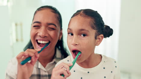 cepillándose los dientes, madre e hija