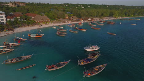 Vista-Aérea-De-La-Playa-De-Arena-Con-Barcos-Y-Personas-De-Fondo,-Pueblo-De-Kendwa,-Zanzíbar,-Tanzania