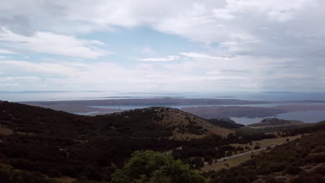 Spektakuläres-Schwenkvideo-Von-Kroatien,-Velebit,-Aussichtspunkt-Kubus-Ura-Mit-Dem-Mittelmeer-Und-Inseln-Im-Hintergrund