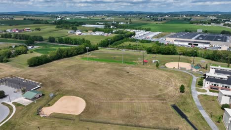 Vista-Aérea-Del-Campus-De-Una-Escuela-Secundaria-En-Pensilvania-Con-Campos-Deportivos.