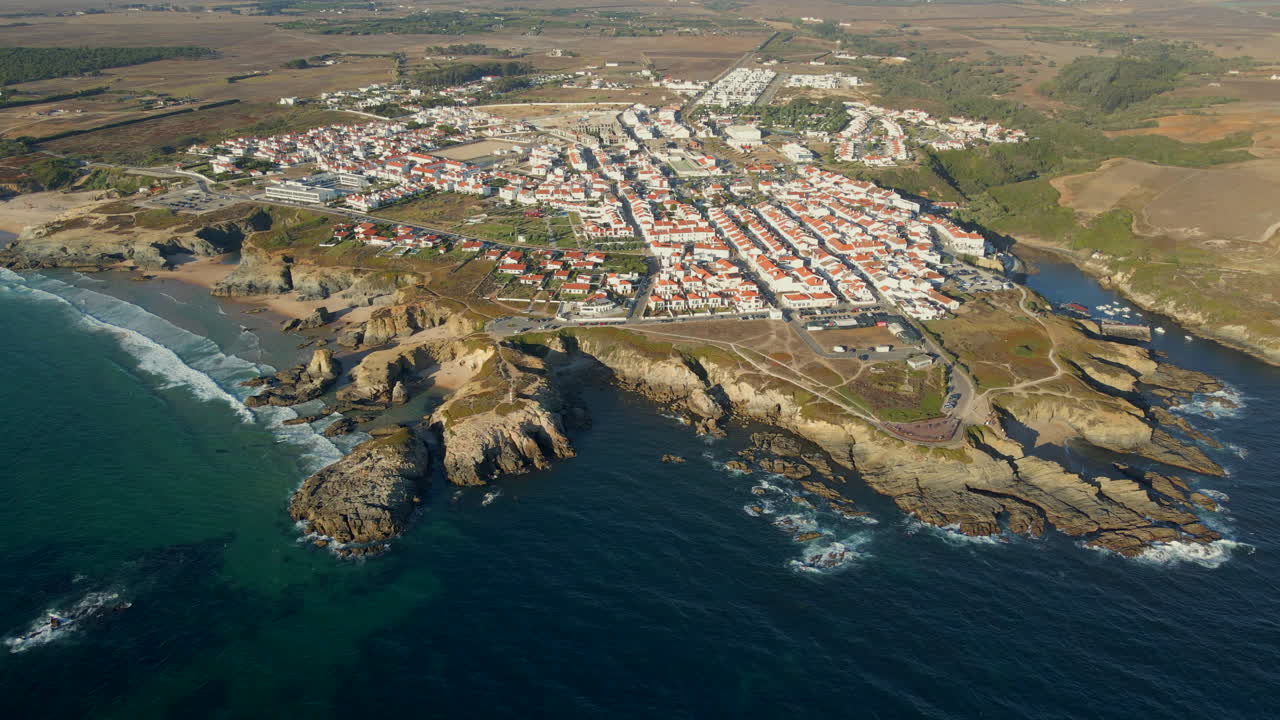 Vista aérea da vila costeira de Porto Covo, Portugal.