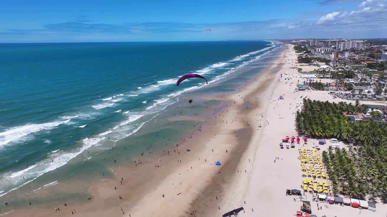 Parapentista en Fortaleza, Ceará, Brasil. Playa idílica. Paisaje natural. Ceará, Brasil. Fondo turístico. Parapentista en Fortaleza, Ceará, Brasil. Playa del futuro