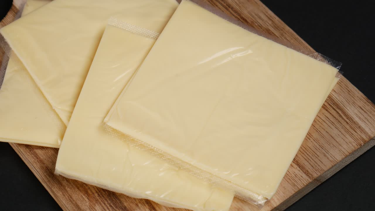paquete transparente con rebanadas de queso en amarillo