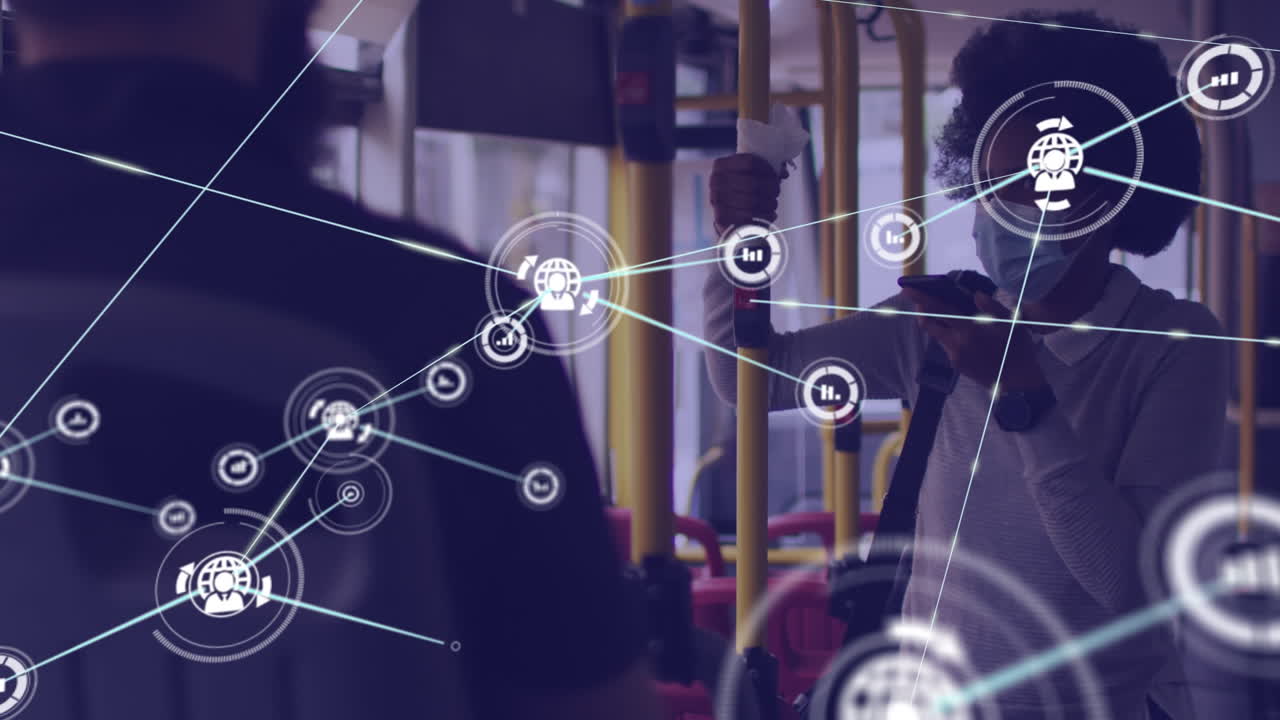 animación de la red de conexiones sobre mujer afroamericana con teléfono inteligente en el autobús